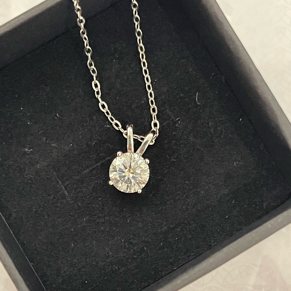 1 ct Moissanite Pendant Necklace Brand new with GRA certification - Picture 2 of 5